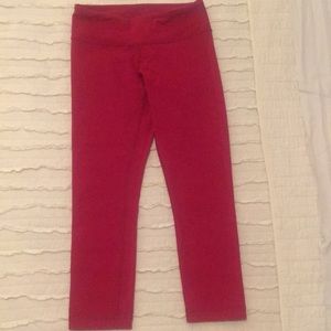 Lululemon Raspberry Colored Cropped Yoga Pants 🍓